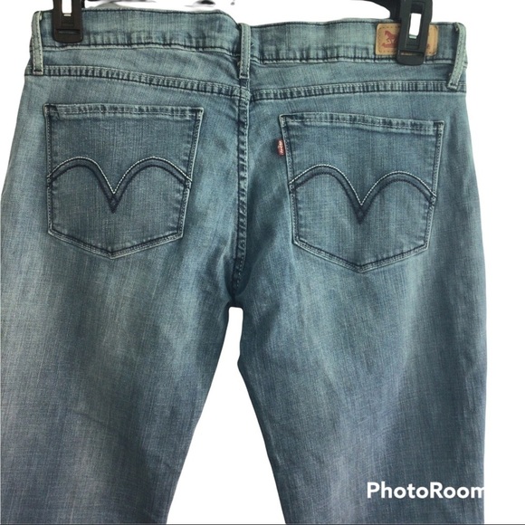 Women Levi’s 520 Low Rise Boot Cut Light Wash Jeans - Picture 10 of 11